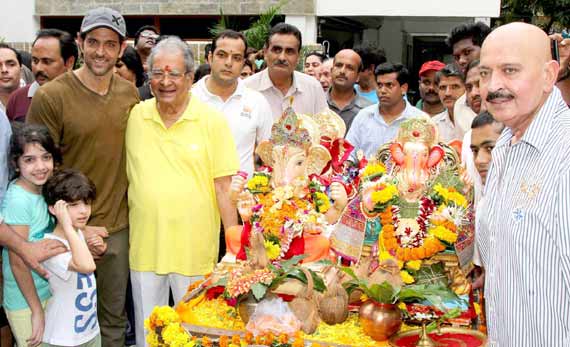 Hrithik_Roshan_Family_Ganesh_Visarajan